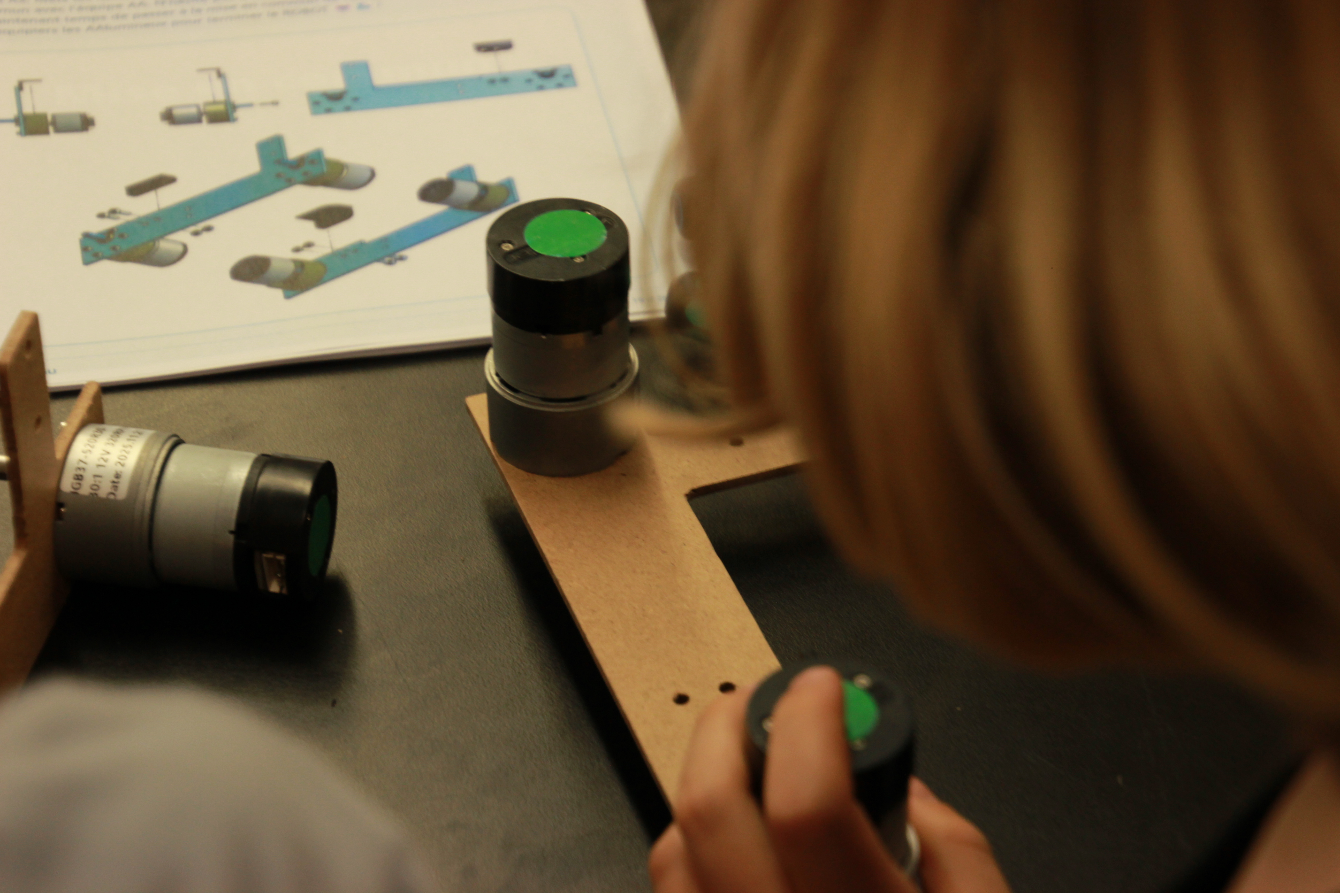 Jeunes qui assemblent un robot pendant un atelier