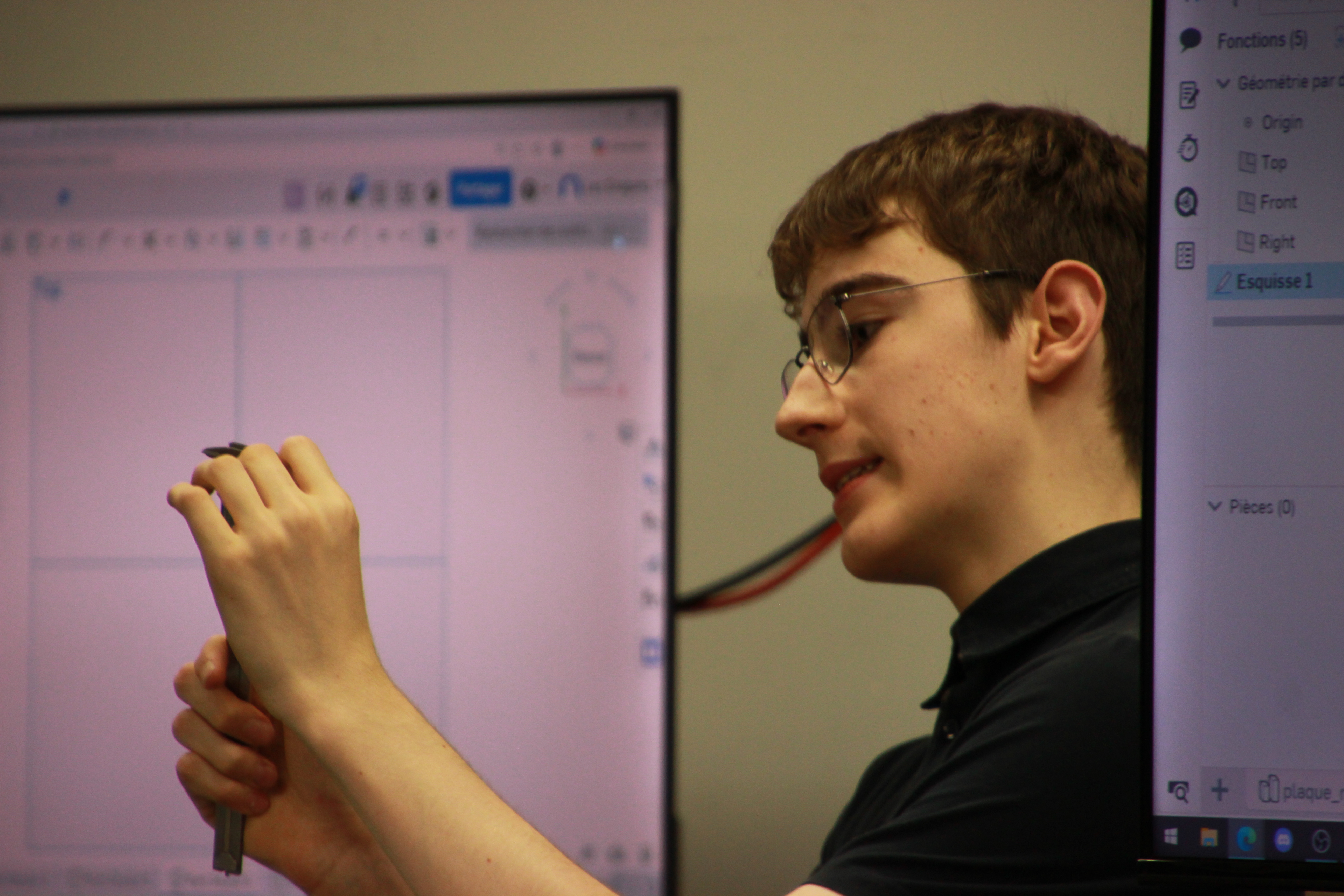Jeune participant fier de son atelier de robotique